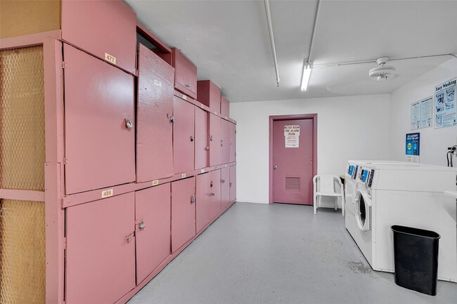 Building Photo - 486 Fanshaw L