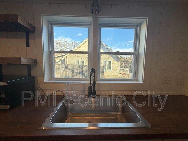 Building Photo - 607 Franklin St