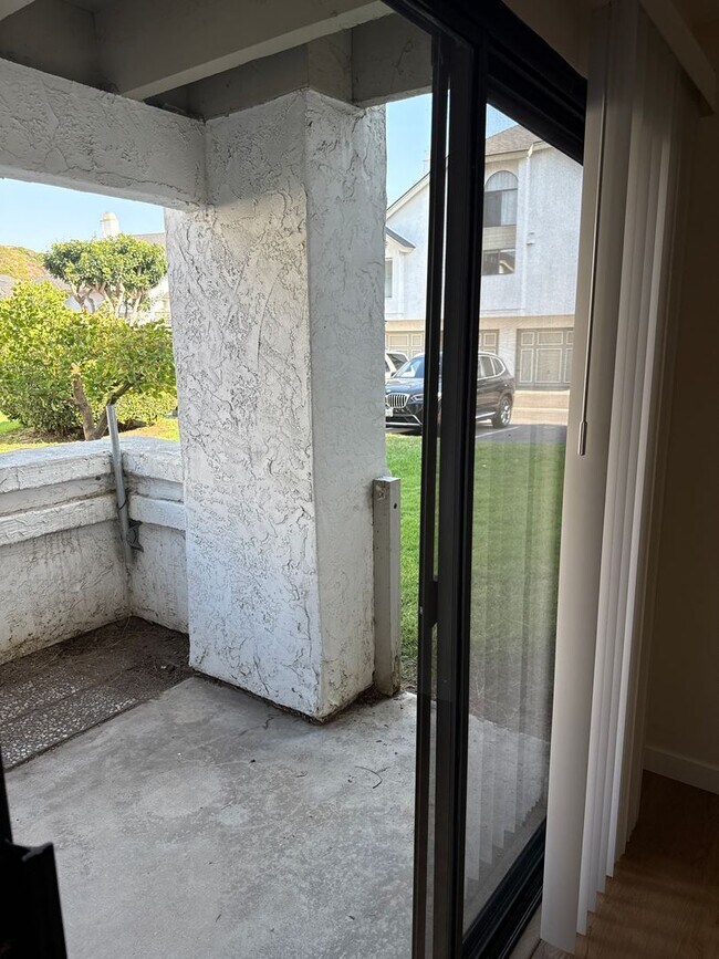 Building Photo - 532.5 Via De La Valle