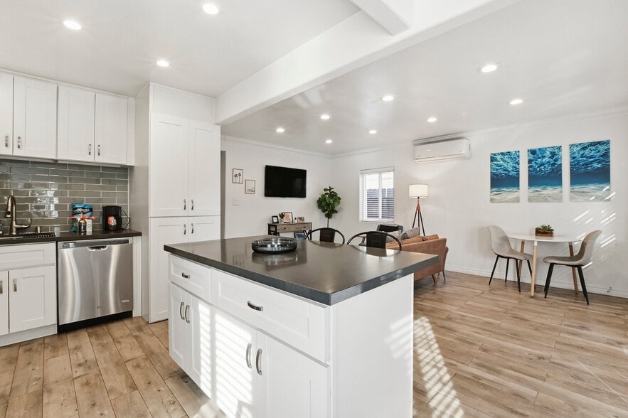 Building Photo - 2154 Oliver Ave