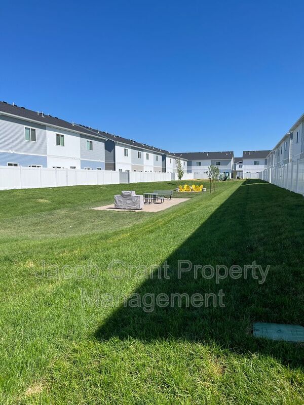 Building Photo - 1801 Jennie Lee Dr