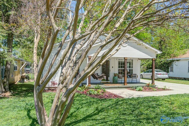 Building Photo - 1605 McCullough Ave NE