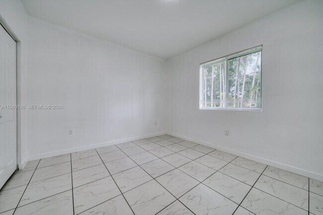 Building Photo - 14885 NE 7th Ave