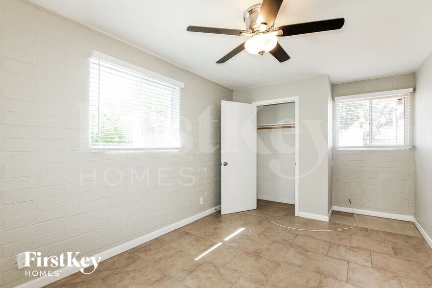 Building Photo - 4138 E Bluefield Ave