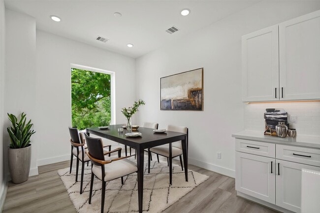 Building Photo - 870 W Little York Rd