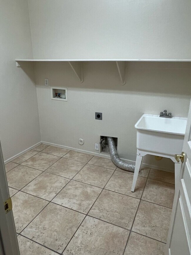 Building Photo - 4 Bedroom 2 Bathroom Cooper Greens Home