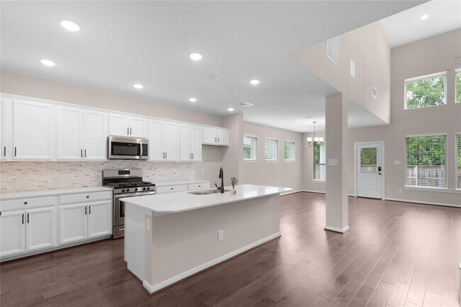 Building Photo - 23827 Via Leoni Dr