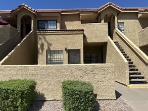 Building Photo - ELLIOT PLACE CONDOMINIUMS UPDATED/REMODELED GROUND FLOOR 1 BED PLUS DEN UNIT WITH 1 CAR GARAGE