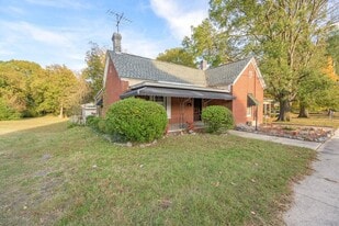 Building Photo - 733 Falls Rd