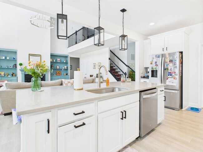 Building Photo - Stunning 5 Bedroom 4.5 Bathroom Located in...