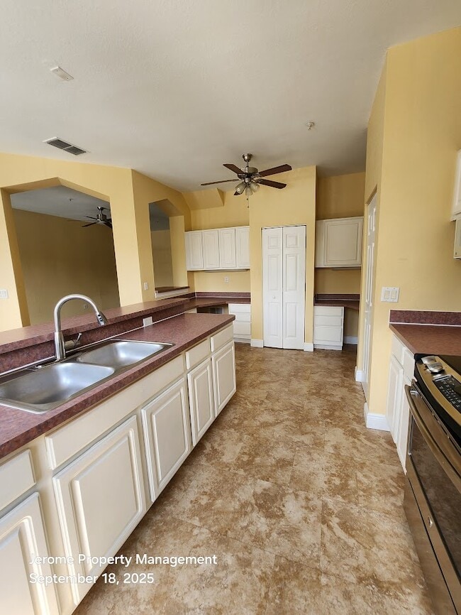 Building Photo - 5011 Sunridge Palms Dr
