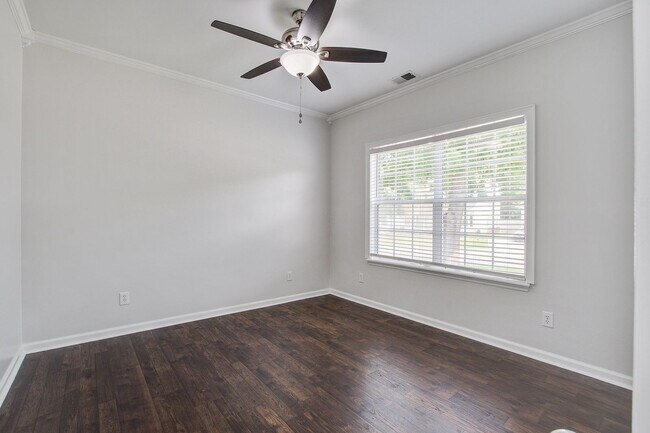 Building Photo - 207 N Pembroke Dr