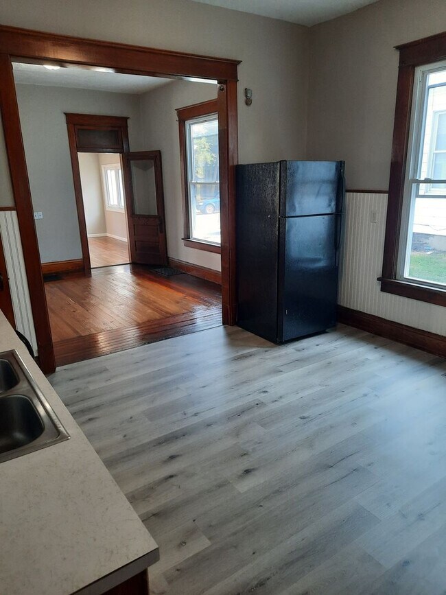 Building Photo - Lovely 3 bedroom 1 bath home
