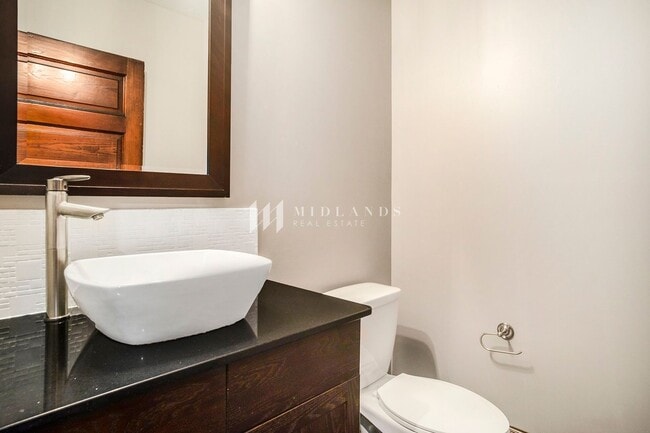 Building Photo - Stunning Downtown Condo