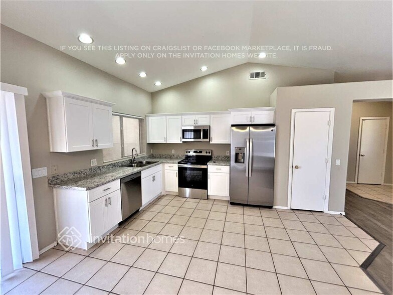 Building Photo - 623 W Romley Ave