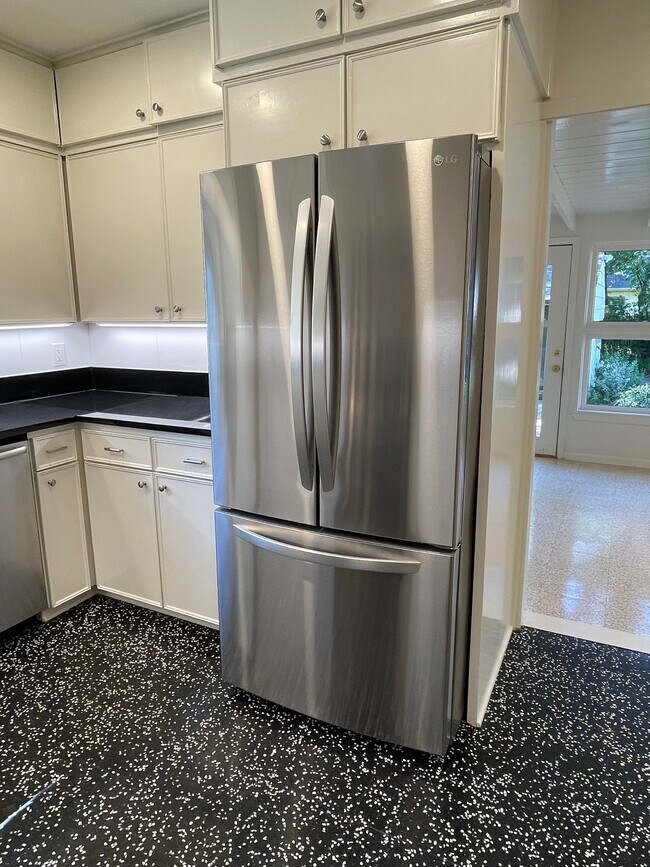 Building Photo - 3624 S Hills Ave