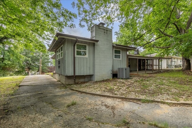 Building Photo - 522 S Duncan Ave