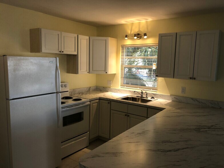 Kitchen - 306 Avenue C NE