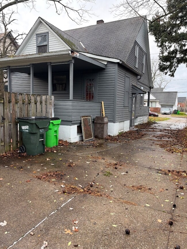 Building Photo - 1541 E 212th St