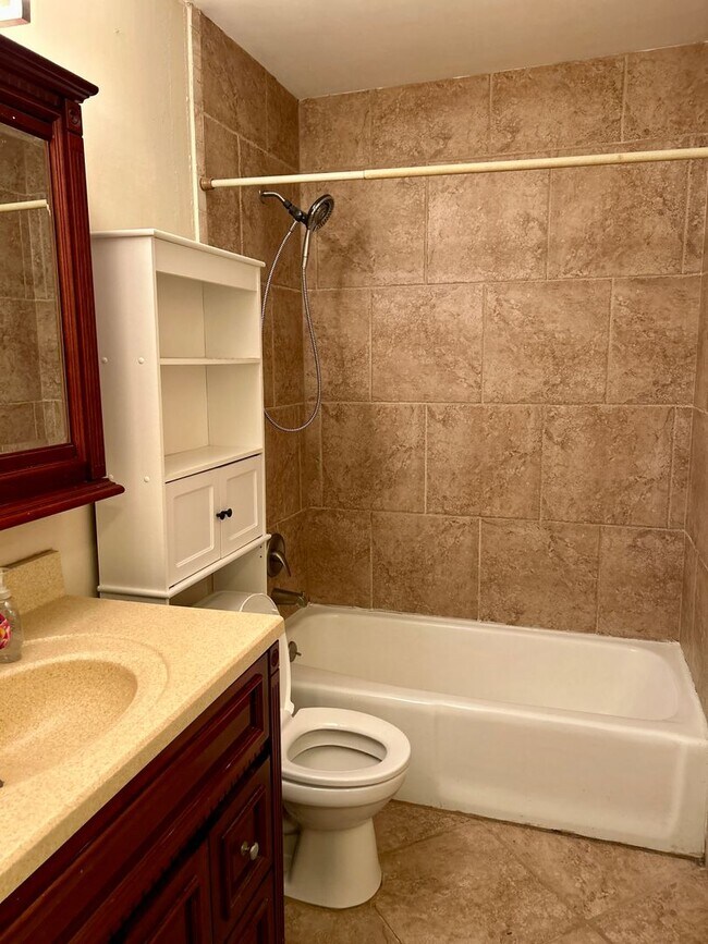 Building Photo - Southern Hills Beauty