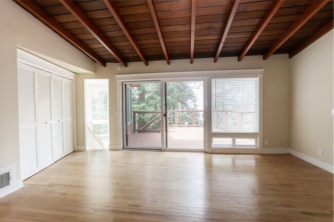 Building Photo - 3 Bed / 2 Bath Woodside home on large lot ...