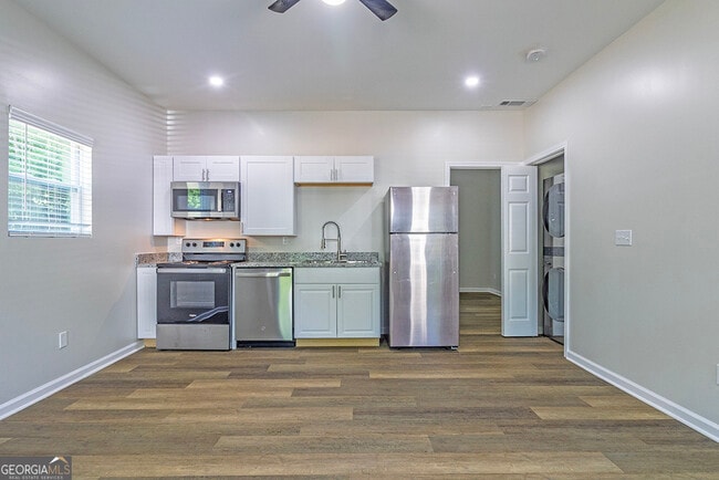 Building Photo - 2741 Village Green Dr