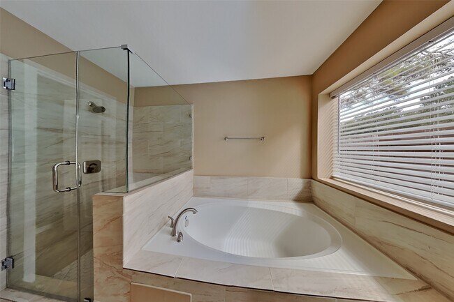 Building Photo - 7415 Broken Ridge Dr