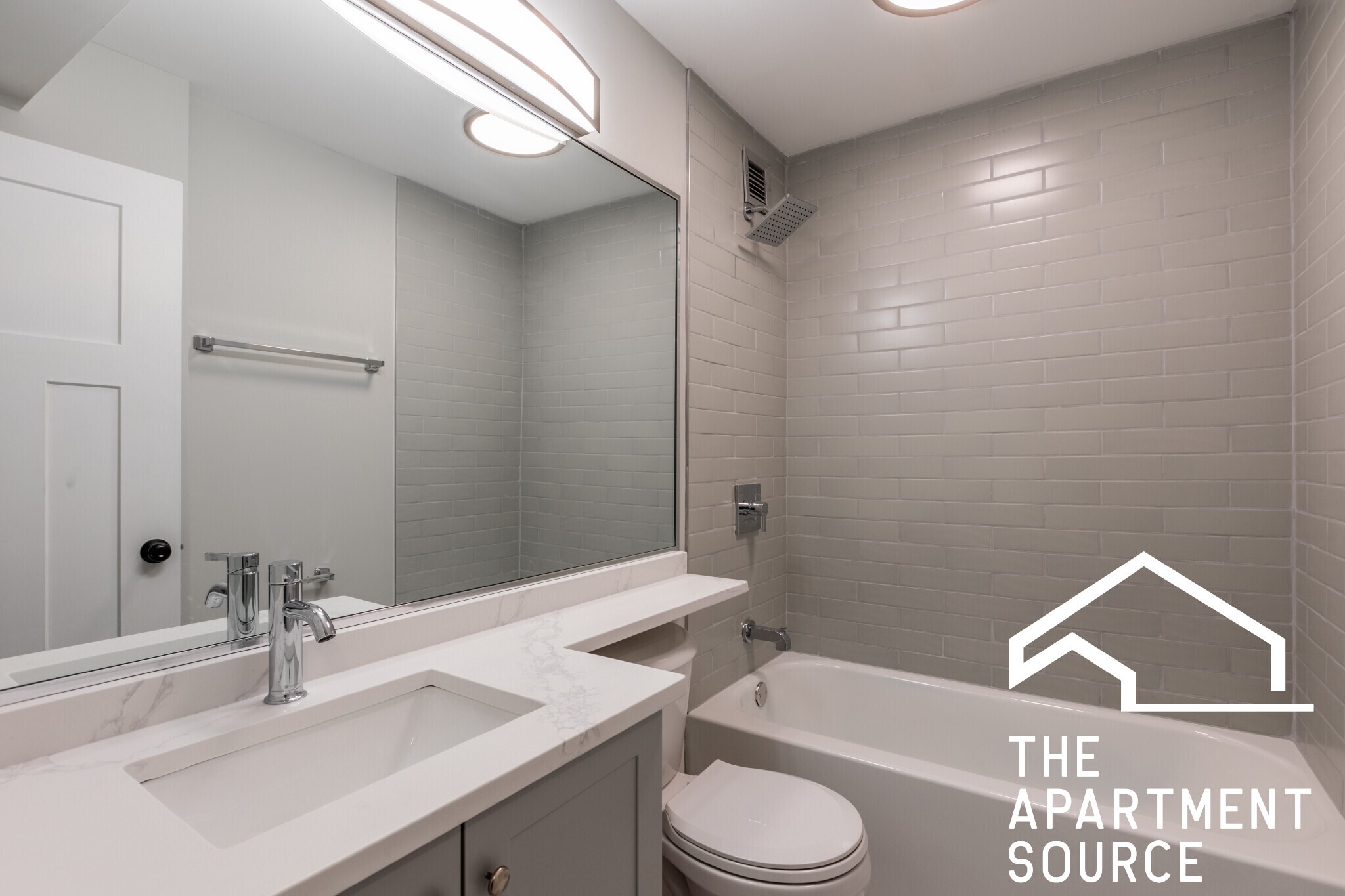 Building Photo - 1214 N La Salle Dr