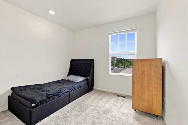 Building Photo - 3303 Trillium Cir