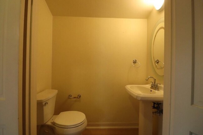 Building Photo - Beautiful Carriage District Rental