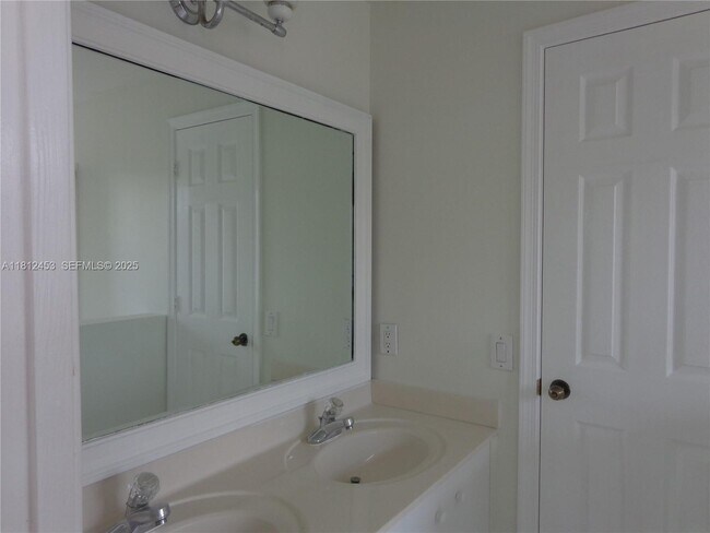 Building Photo - 991 Crestview Cir