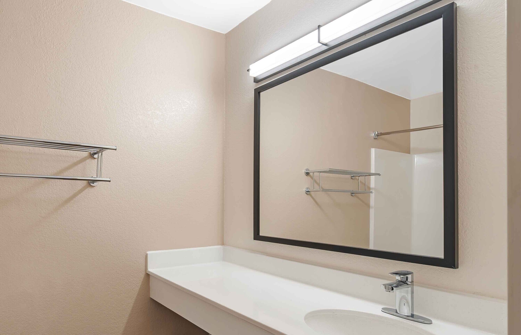 Building Photo - Furnished Studio-Tampa - Airport - Spruce Street
