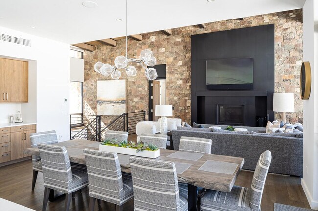 Building Photo - 10 Tree Line Ln