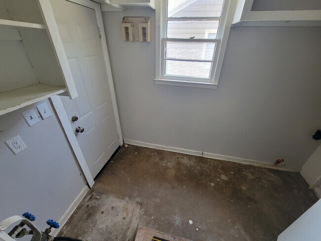 Building Photo - 5935 Bellaire St