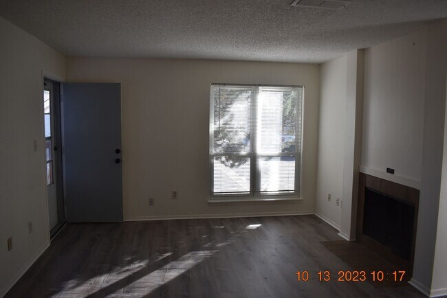 Building Photo - Spacious 3 bedroom Condo - Free Rent until January 2026