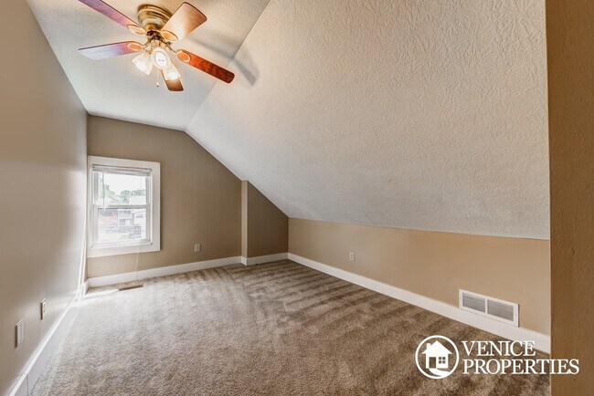 Building Photo - 1984-1986 Summit St