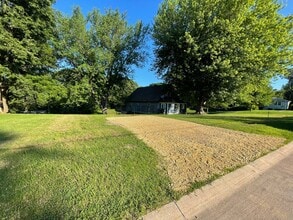 Building Photo - Older 2 bedroom house with a large yard