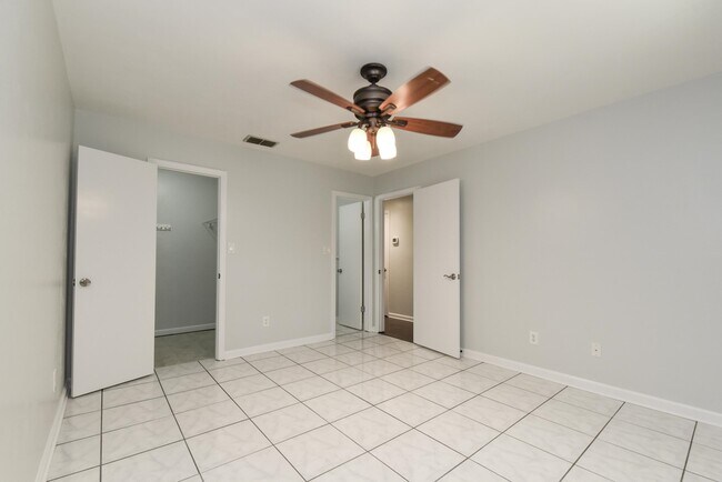 Building Photo - 2046 Gardenbrook Ln