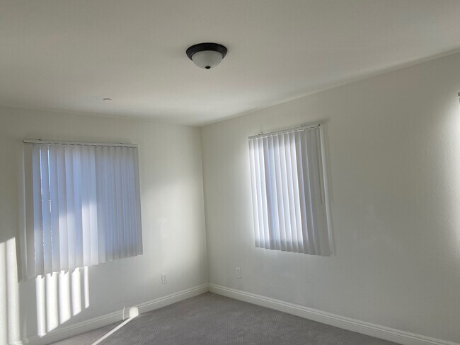 Building Photo - 291 E 46th St