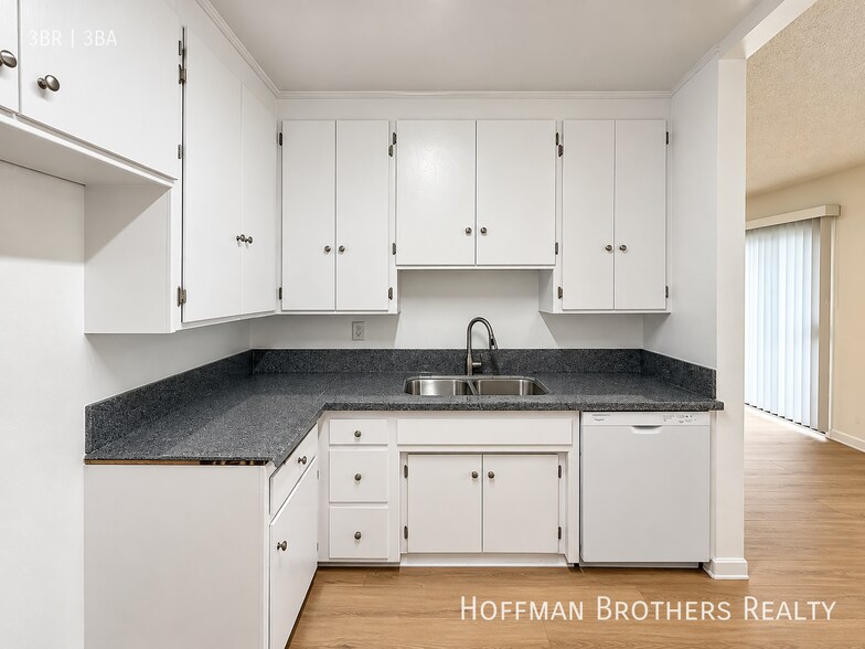 Building Photo - 6039 Whitsett Ave