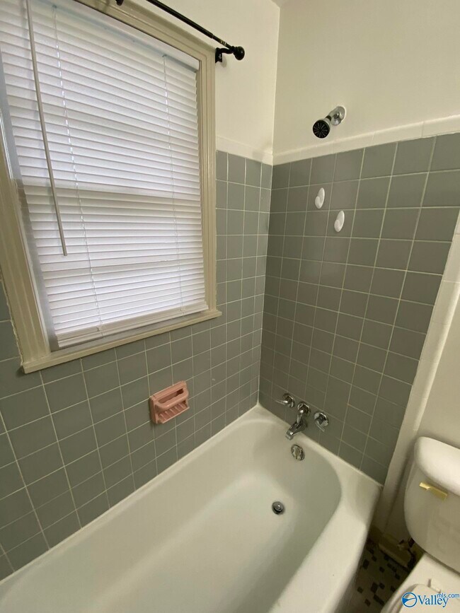 Building Photo - 1512 Oakwood Ave NE