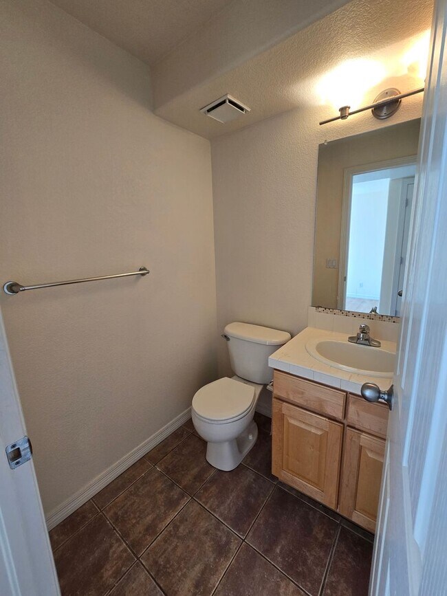 Building Photo - Covered parking? covered private deck? Dakota Ridge 2 Bedroom 2.5 Bath Condo