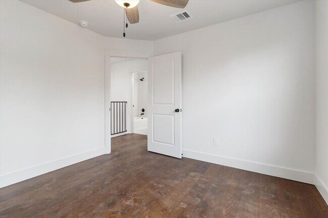 Building Photo - 114 Shady Bluff Dr