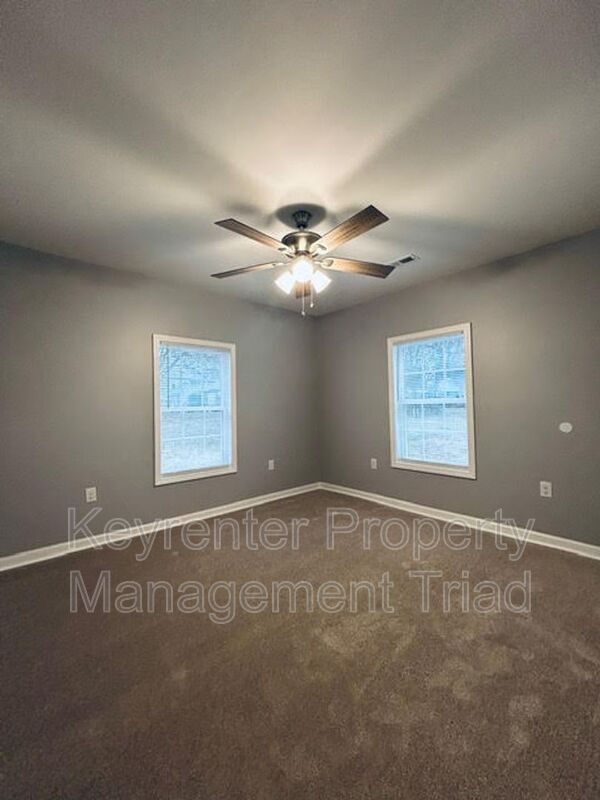 Building Photo - 1405 Leonard Ave