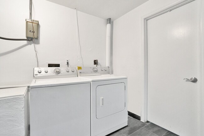 Building Photo - 4755 NE 23rd Ave