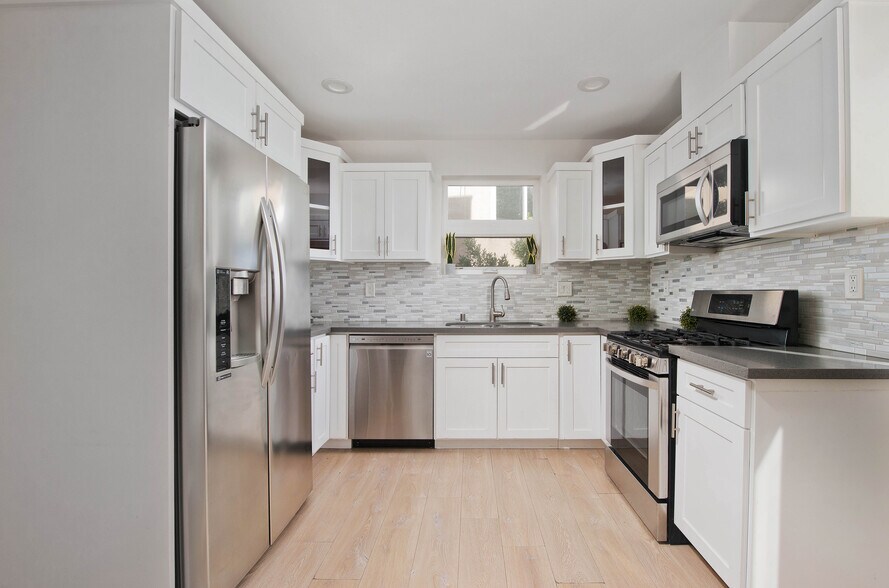 Building Photo - 635 N Harvard Blvd