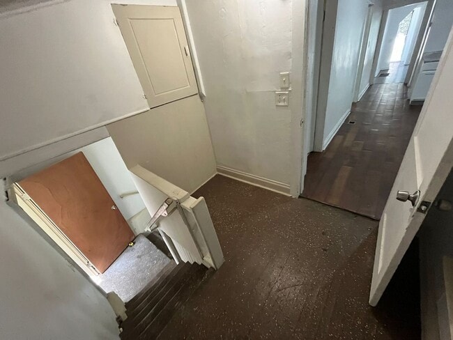 Building Photo - Spacious & Smart Layout! 3-bedroom, 1-bath...