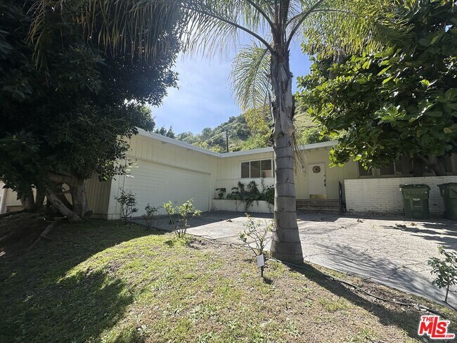 Building Photo - 1555 San Ysidro Dr