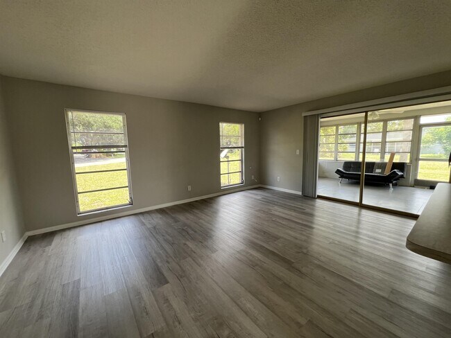 Building Photo - 1920 W Lakeview Blvd