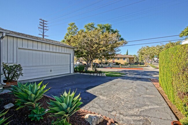 Building Photo - CHARMING, BRIGHT & AIRY HOLLYGLEN HOME W/ BEAUTIFULLY LANDSCAPED FRONT & REAR YARDS W/ PATIO BLOC...
